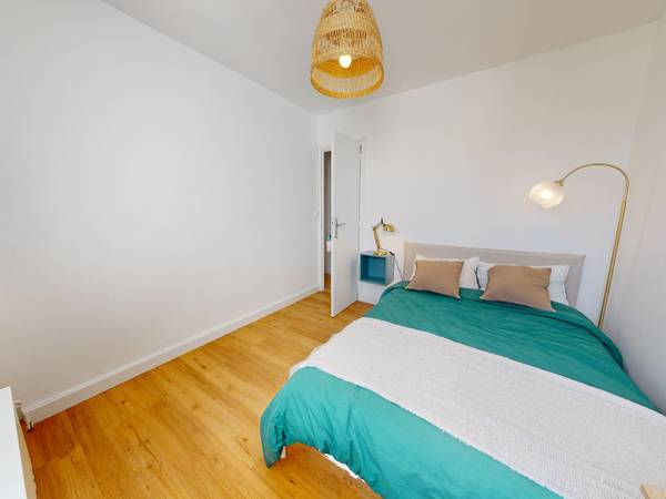 Colocation / Appartement 6 pièces de 101 m², Saint-Priest, Rue d'Arsonval / Photo 2