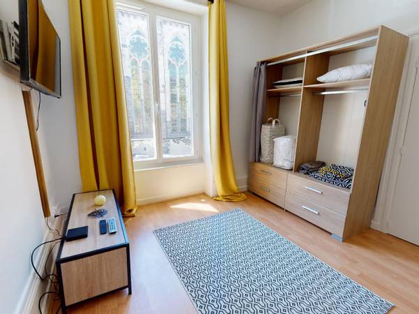 Colocation / Appartement 4 pièces de 76 m², Clermont-Ferrand, Place Sugny / Photo 2