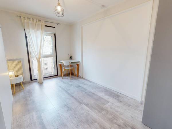 Colocation / Appartement 5 pièces de 98 m², Villeurbanne, Avenue Roberto Rossellini / Photo 2