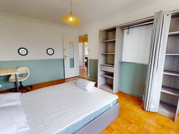 Colocation / Appartement 4 pièces de 68 m², Bron, Avenue Pierre Brossolette / Photo 2