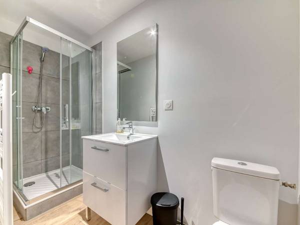 Chambre pour étudiant / Maison 8 pièces de 222 m², Saint-Genis-Laval, Rue Guilloux / Photo 2