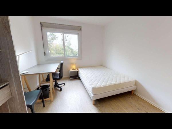 Colocation / Appartement 5 pièces de 84 m², Bron, Avenue du 8 Mai 1945 / Photo 2