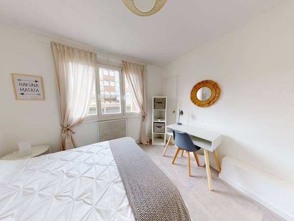Colocation / Appartement 5 pièces de 84 m², Vénissieux, Rue Professeur Roux / Photo 2