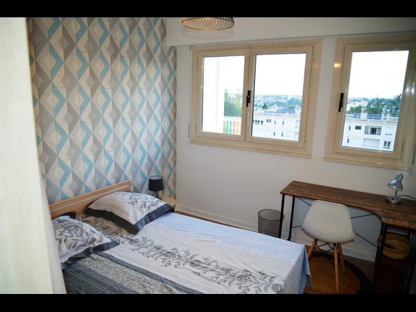 Colocation / Appartement 5 pièces de 105 m², Poitiers, Avenue Robert Schuman / Photo 2