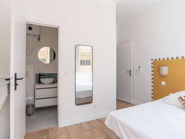 Location / Appartement 14 pièces de 14 m², Marseille, Rue Sénac de Meilhan / Photo 2
