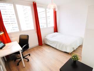 Room share, 7 rooms apartment, Paris