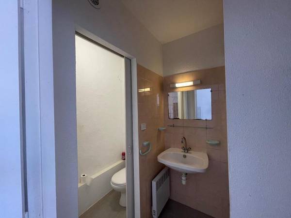 Location / Appartement 2 pièces de 37 m², Nîmes, Rue de la Curaterie / Photo 4