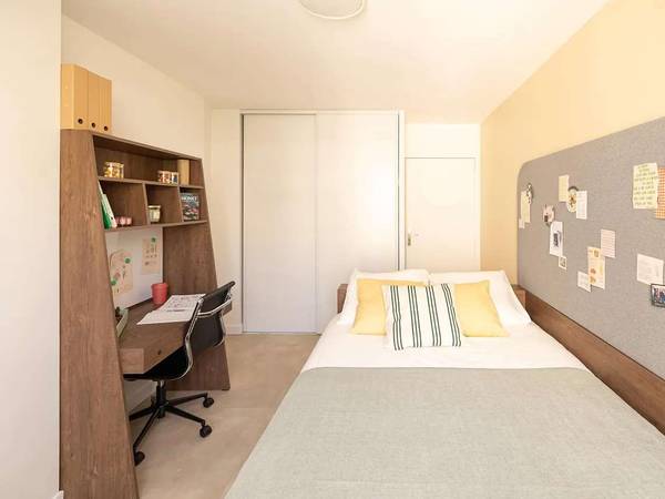 Résidence étudiante / Appartement 8 pièces de 115 m², Paris, Rue du Colonel Colonna d'Ornano / Photo 2