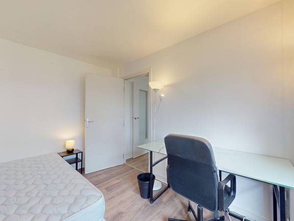 Colocation / Appartement 6 pièces de 86 m², Saint-Martin-d'Hères, Rue du 19 Mars 1962 / Photo 2