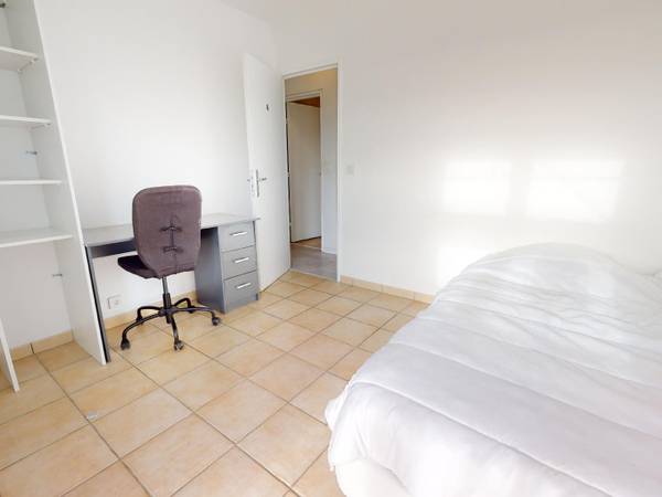 Colocation / Appartement 6 pièces de 97 m², Saint-Ouen-l'Aumône, Avenue du Général de Gaulle / Photo 2