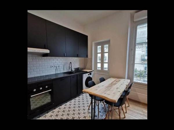 Colocation / Appartement 5 pièces de 92 m², Grenoble, Place Grenette / Photo 2