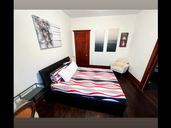 Colocation / Duplex 5 pièces de 2000 m², Montréal, Rue Sherbrooke Est / Photo 2