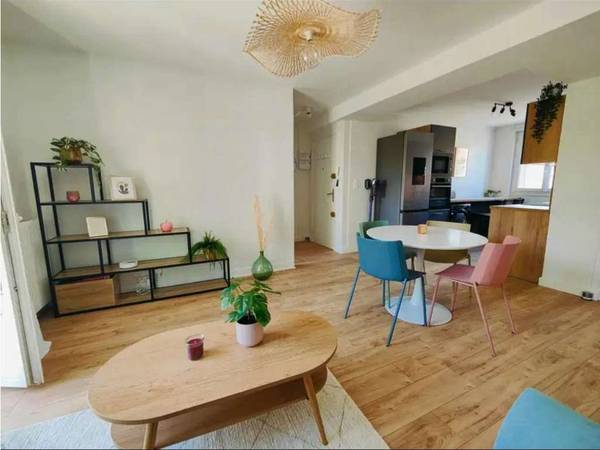 Colocation / Appartement 4 pièces de 70 m², Bron, Rue Louis Pergaud / Photo 2
