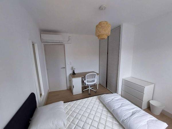 Colocation / Appartement 4 pièces de 66 m², Nîmes, Rue Josias Paut / Photo 2