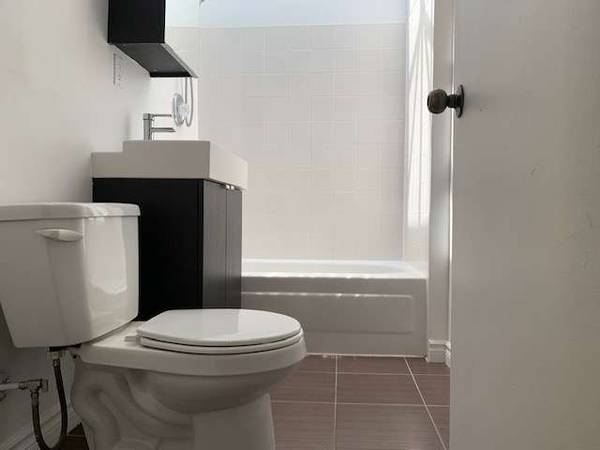 Colocation / Appartement 4 pièces de 1 m², Montréal, Rue Poupart / Photo 2