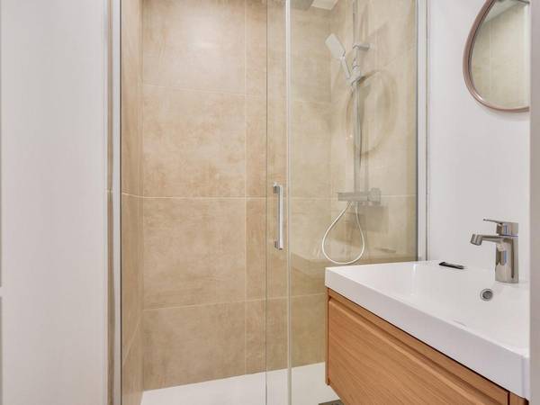 Colocation / Appartement 6 pièces de 106 m², Courbevoie, Place des Dominos / Photo 2