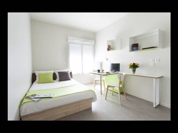 Location / Résidence 2 pièces de 35 m², Saint-Cyr-l'École, 17 Rue de l'Aérostation Maritime / Photo 2
