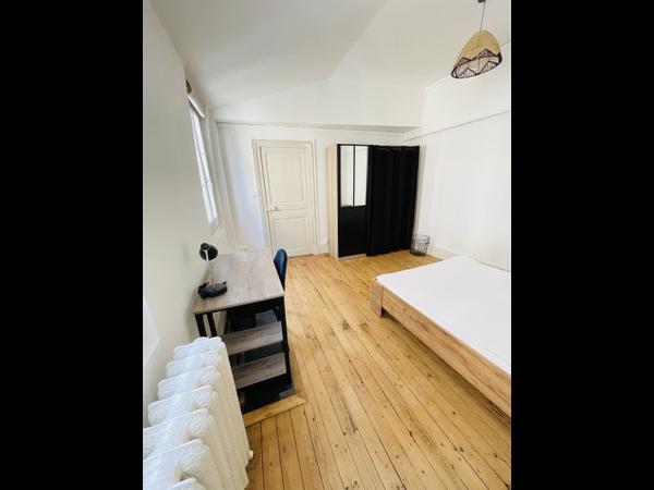 Colocation / Appartement 10 pièces de 197 m², Bourges, Place Planchat / Photo 2