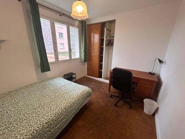 Colocation / Appartement 5 pièces de 71 m², Bron, Avenue Pierre Brossolette / Photo 2