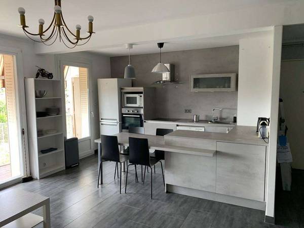 Flatsharing / 6-bedroom apartment building · 110 m², Bron, Avenue Pierre Brossolette / Photo 3
