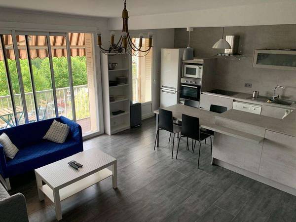 Flatsharing / 6-bedroom apartment building · 110 m², Bron, Avenue Pierre Brossolette / Photo 2