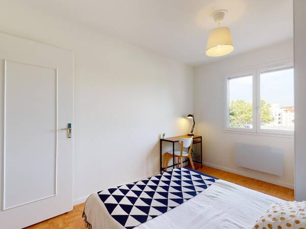 Colocation / Appartement 6 pièces de 96 m², Villeurbanne, Rue Lafontaine / Photo 2