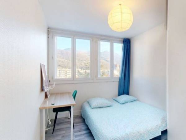 Colocation / Appartement 5 pièces de 83 m², Saint-Martin-d'Hères, Rue Pierre Courtade / Photo 2