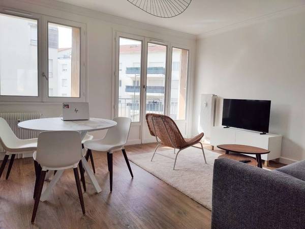 Colocation / Appartement 4 pièces de 80 m², Vaulx-en-Velin, Rue de la République / Photo 2