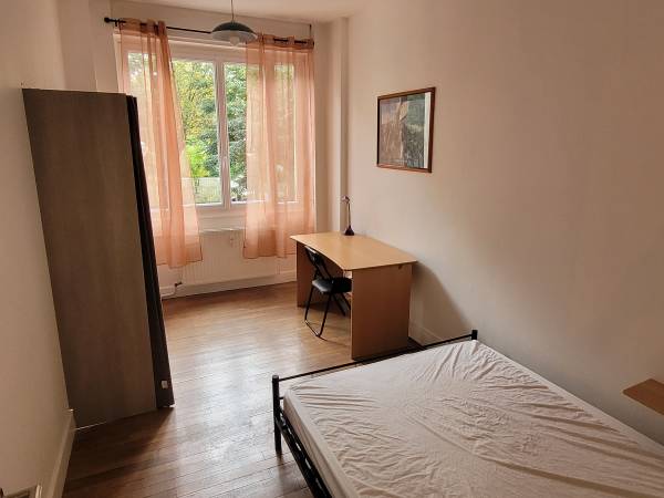 Colocation / Appartement 5 pièces de 74 m², Saint-Étienne, Rue du Onze Novembre / Photo 2