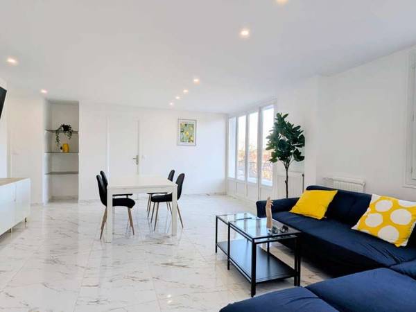 Colocation / Appartement 4 pièces de 75 m², Saint-Martin-d'Hères, Place de la Republique / Photo 2