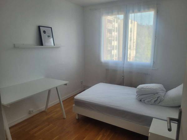 Colocation / Appartement 4 pièces de 86 m², Bron, Allée des Platanes / Photo 7