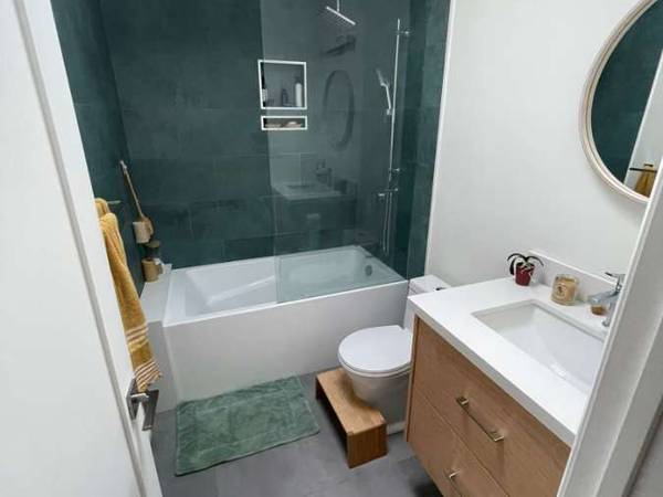 Sublet / 2-bedroom flat · 90 m², Toronto, Queen Street East / Photo 2