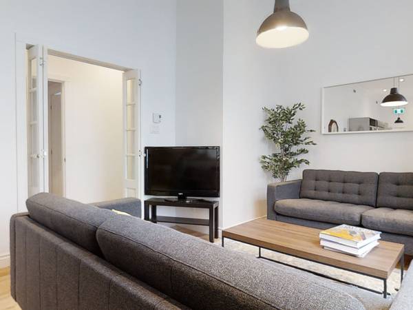 Colocation / Appartement 6 pièces de 140 m², Montréal / Photo 2