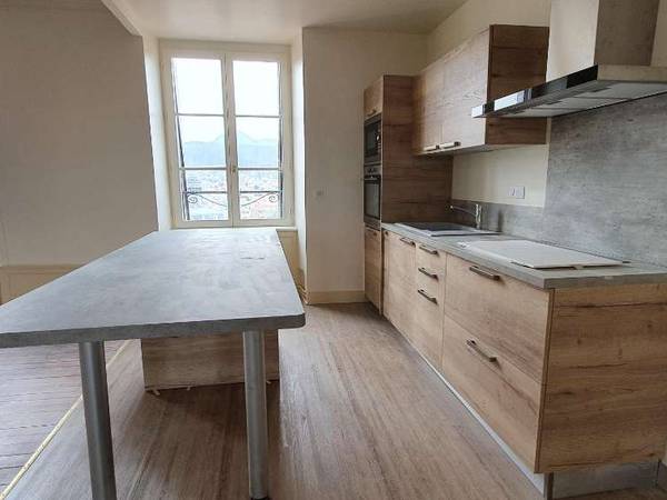 Location / Appartement 4 pièces de 111 m², Clermont-Ferrand, Place de la Victoire / Photo 2